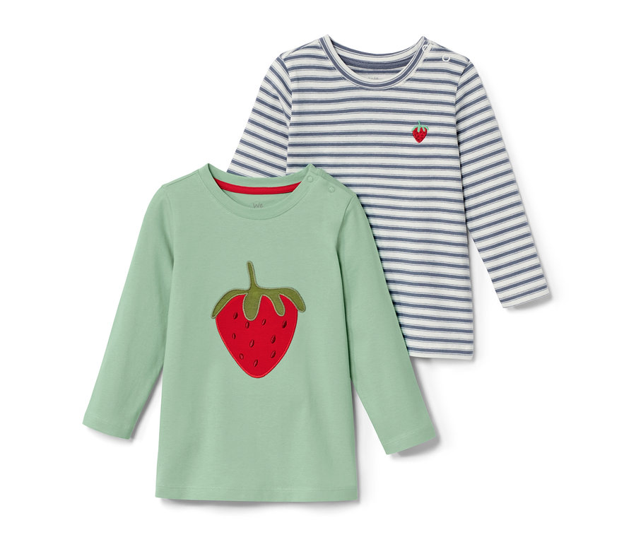 Zwei Kleinkinder-Shirts, eines grün mit Erdbeere, das andere gestreift mit Erdbeere.
