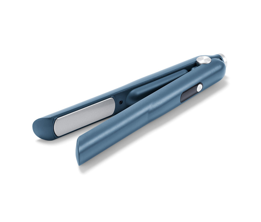 Ein geöffneter, blauer, kabelloser Haarglätter liegt auf einem weißen Hintergrund.