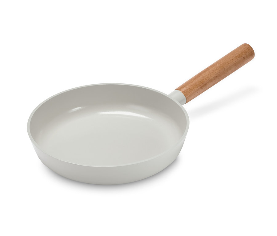 Eine weiße Pfanne mit ca. 24 cm Durchmesser und Holzgriff.