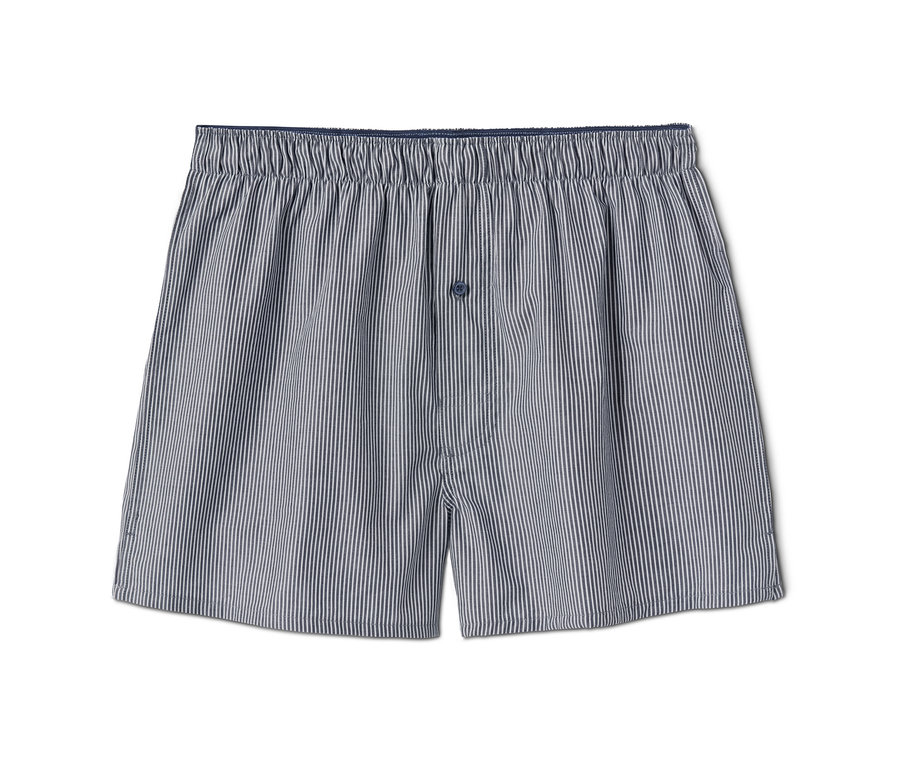 Eine einzelne Web-Boxershorts mit blau-weissen Streifen.