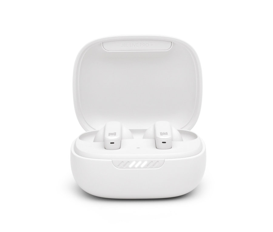 Weiße JBL In-Ear Kopfhörer »Live Pro+ TWS« in geöffnetem Ladecase.