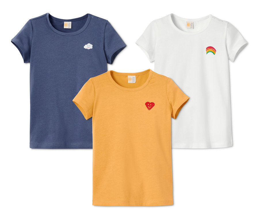 Drei T-Shirts aus Bio-Baumwolle: blau mit Wolke, gelb mit Herz und weiß mit Regenbogen.