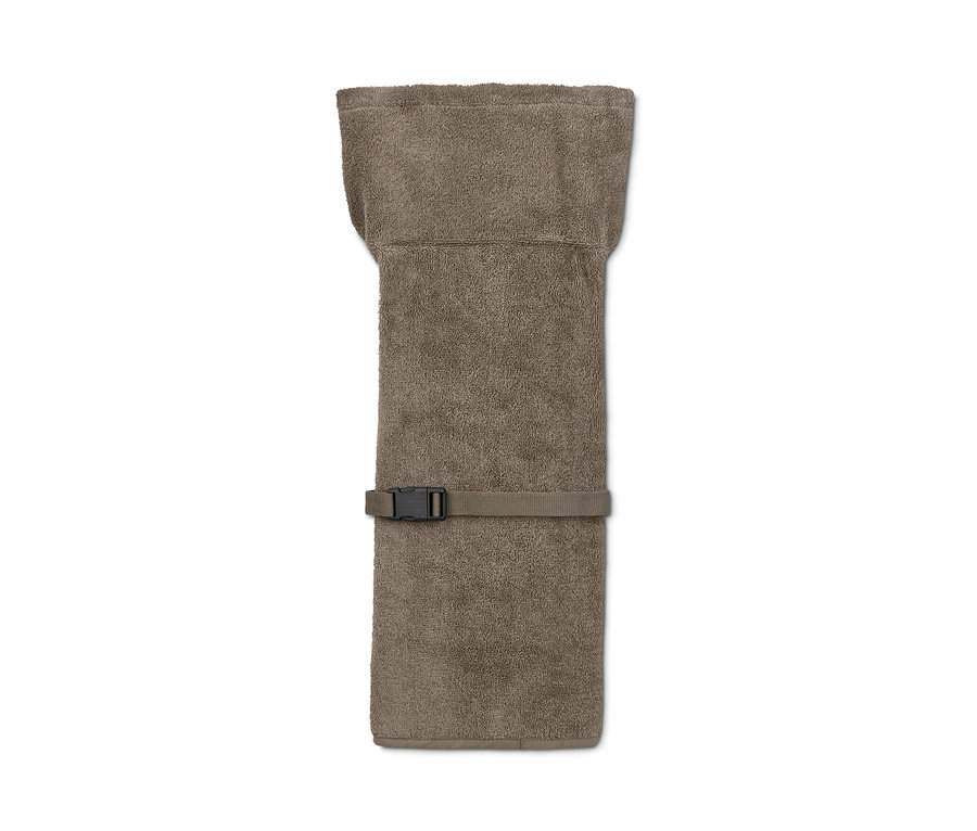 Brauner Hunde-Bademantel mit Gürtel.