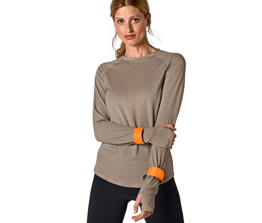 Frau trägt 2 LED-Schnappbänder mit USB.