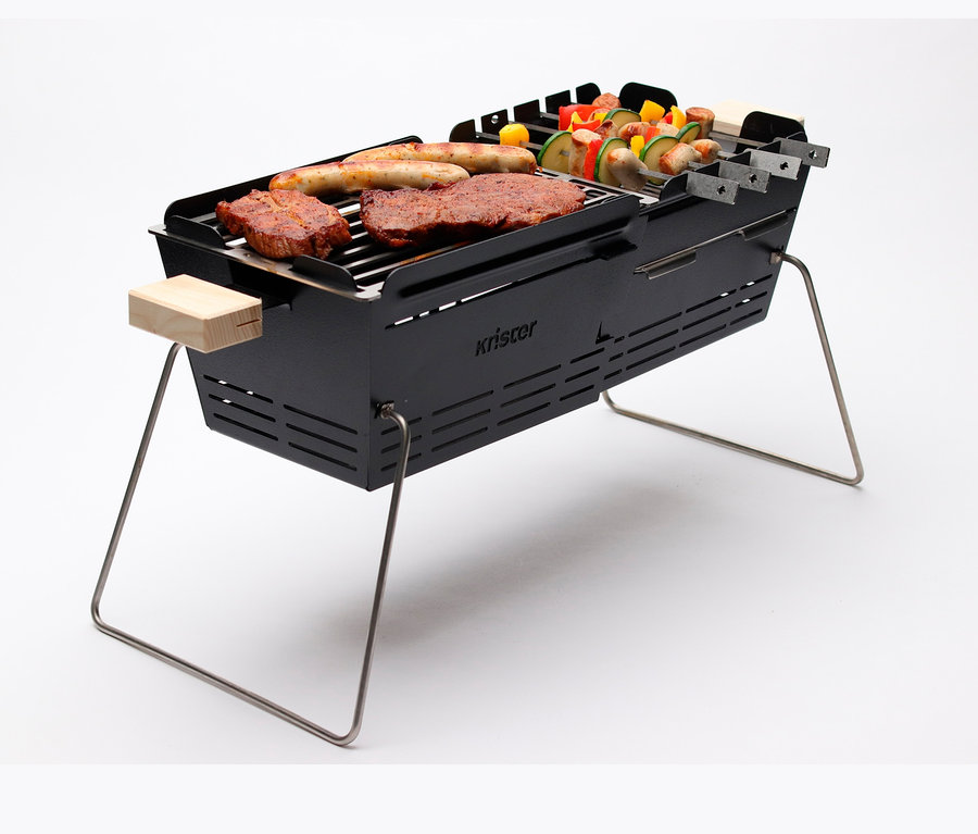 Spieße, Würste und Fleisch werden auf dem Knister Grill »Original« gegrillt.
