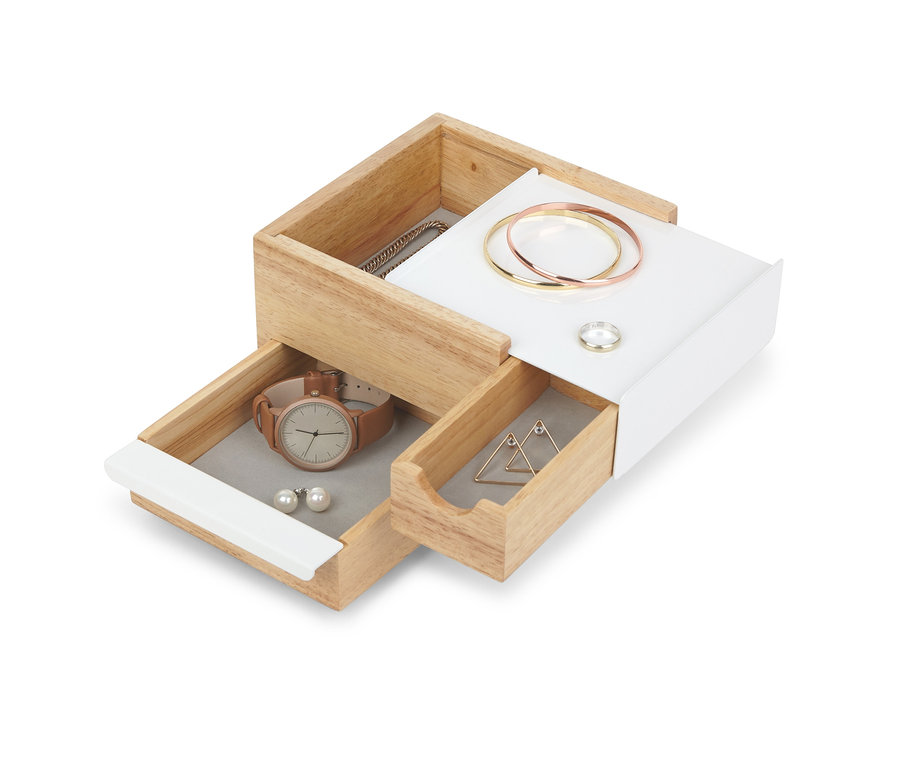 Geöffneter Schmuckkasten aus Holz mit weißen Schubladen, in denen sich eine Uhr, Ohrringe und Armbänder befinden.