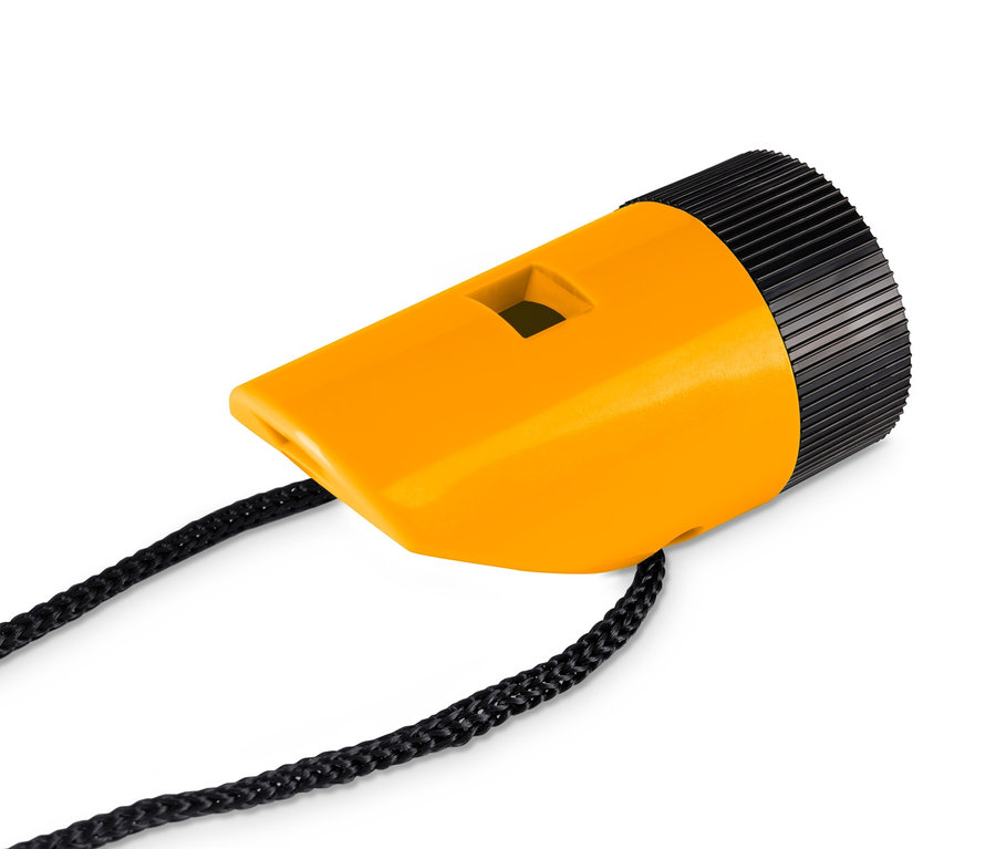 Detail einer gelben Outdoor-Pfeife Kompaktes 7-in-1-Outdoor-Tool mit schwarzer Kordel auf weißem Hintergrund.