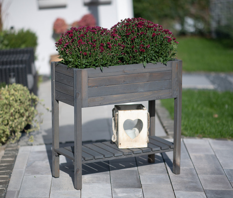 Graues Hochbeet ca. 79 x 79 x 39 cm mit roten Blumen.