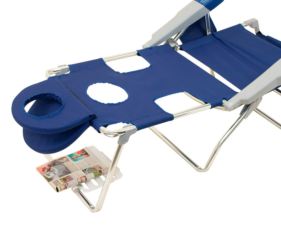Blauer 2-in-1 Rio Brands Strandliegen- und Stuhl mit Getränkehalter und Ablagetisch.