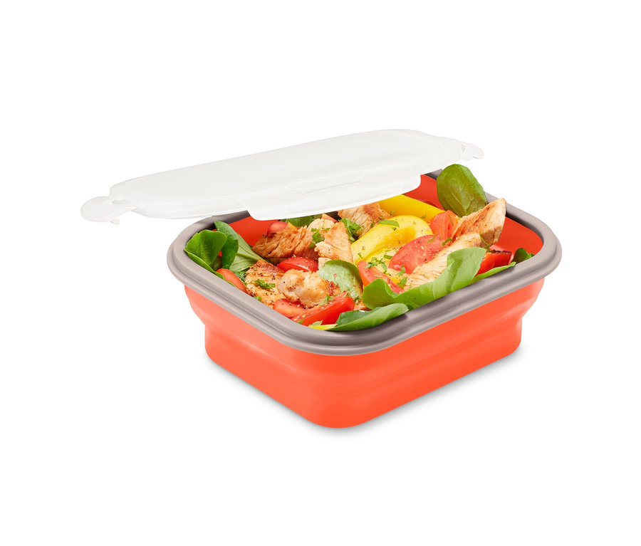 Eine teilweise geöffnete faltbare Frischhaltedose gefüllt mit Salat.