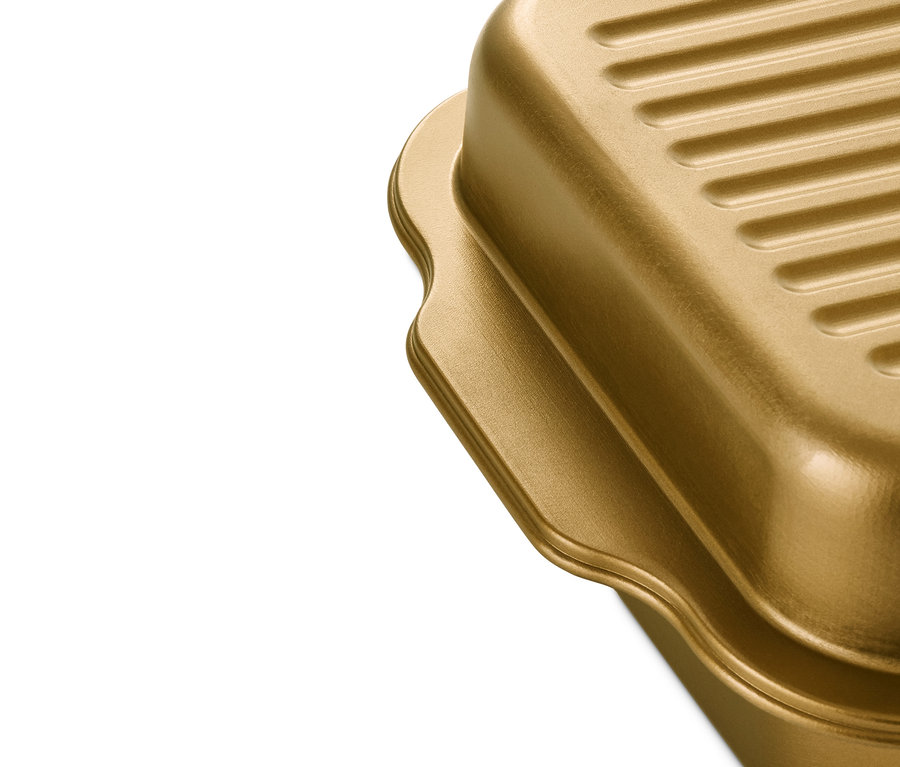 Detailansicht eines goldenen XL-Edelstahl-Bräters mit Deckel.