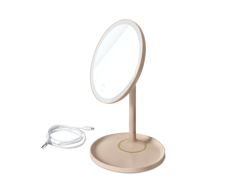 Ein beleuchteter LED-Kosmetikspiegel in Beige steht vor einem weißen Hintergrund. Ein Ladekabel liegt daneben.