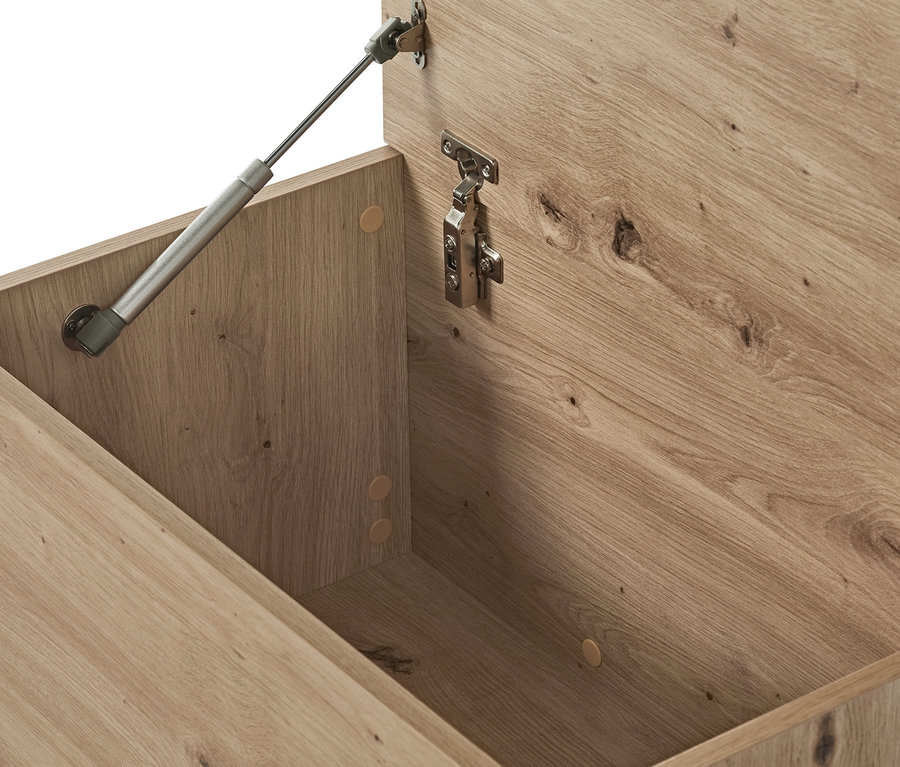 Geöffnete Sitzbank mit Stauraumfach.