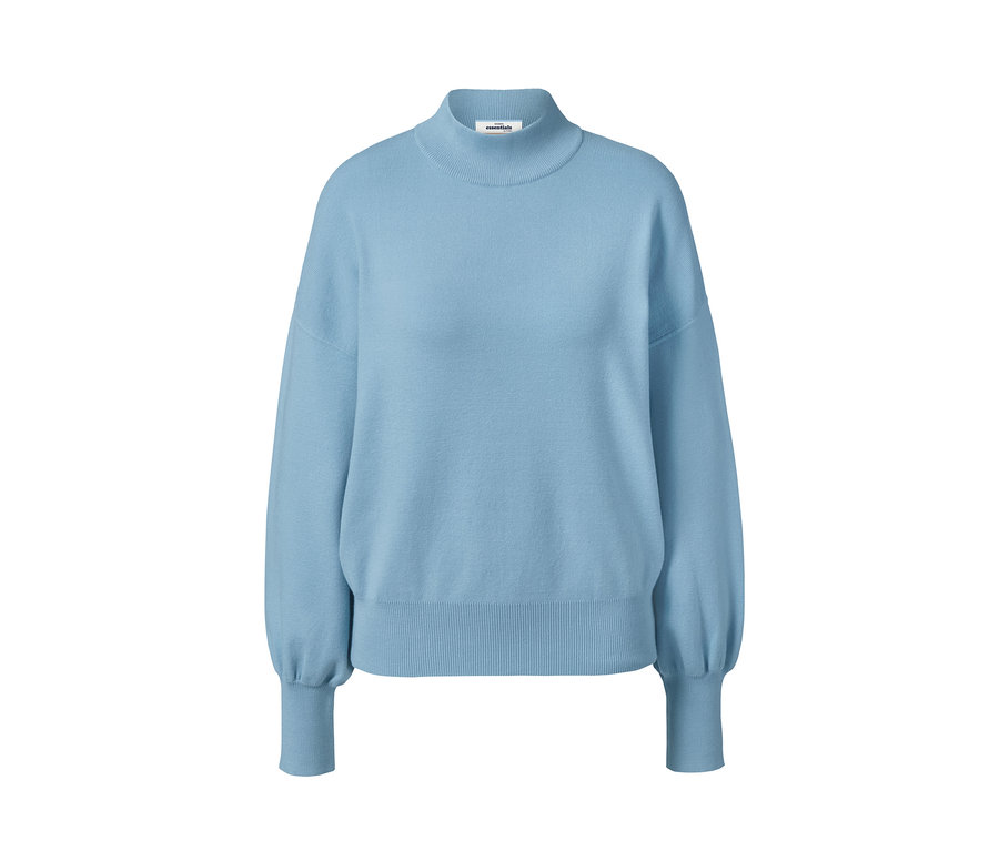 Hellblauer Pullover mit Ballonärmeln.