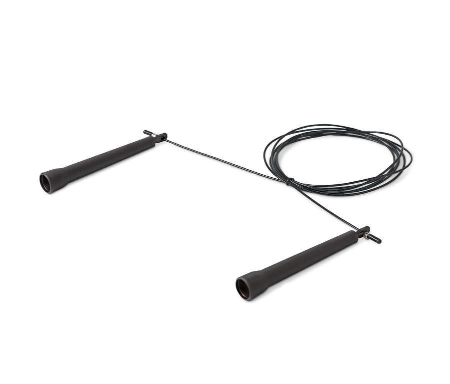 Ein schwarzes Springseil »Speed« mit schwarzer Schnur und Griffen auf einem weißen Hintergrund.