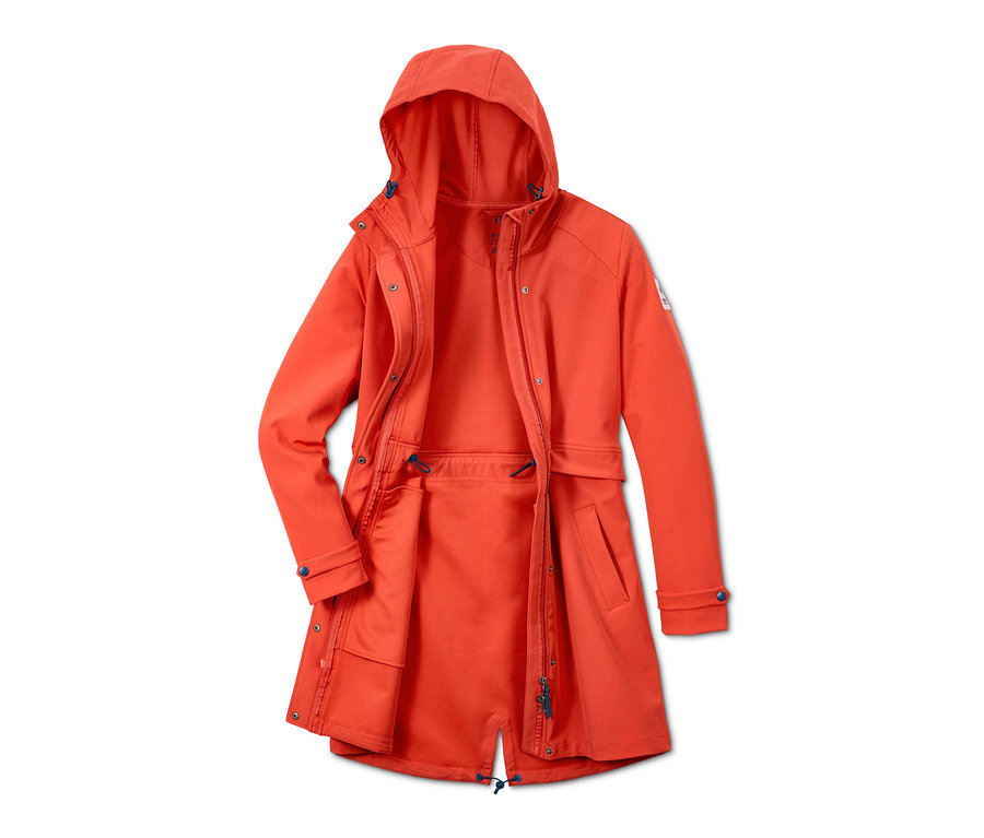Orangefarbener, offener Softshell-Mantel mit Kapuze in Nahaufnahme.