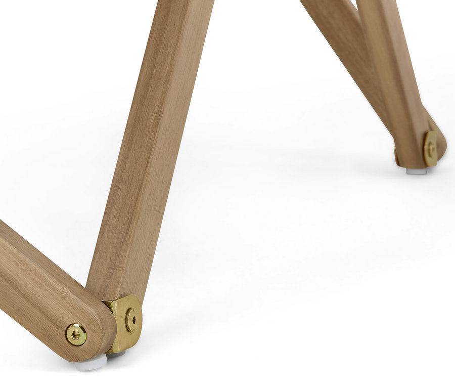 Detailaufnahme des Beins eines faltbaren Relax-Sessels.