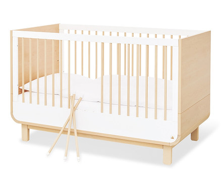 Pinolino Kinderbett »Round« mit weißer Matratze und Holzstäben.