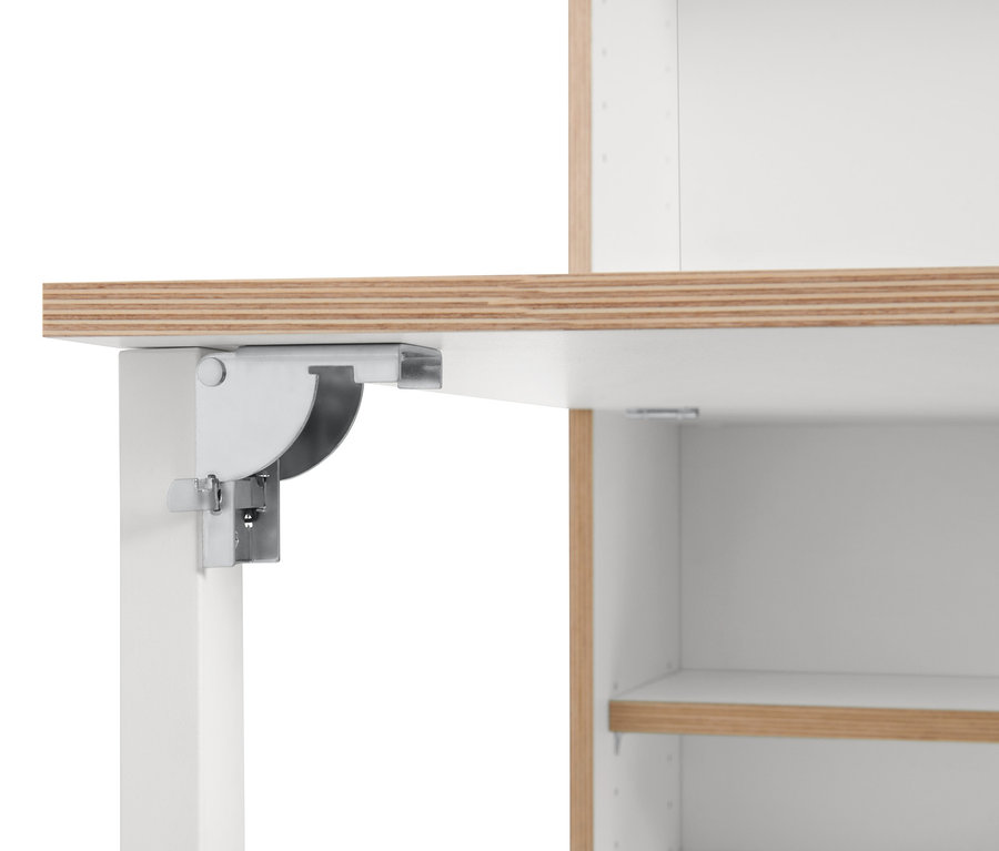Detailansicht eines Regals mit Klapptisch.