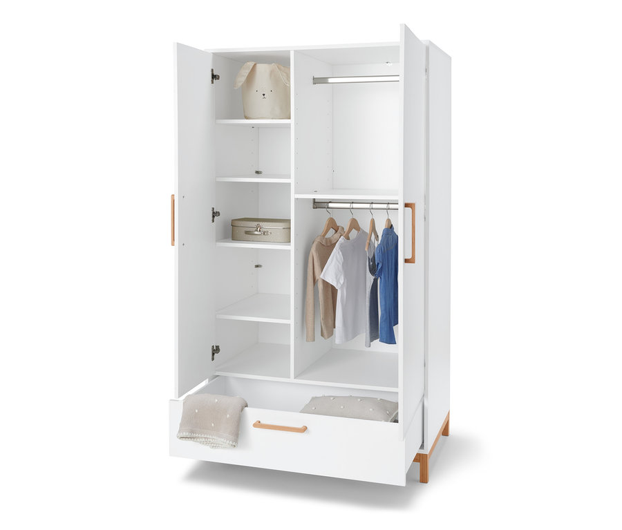 Offener weisser Kleiderschrank mit Kleidung, einer Schachtel und einem Hasen-Spielzeug.