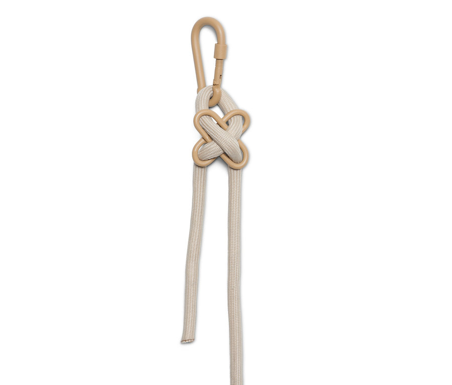 Detailaufnahme eines »Boho« Hängessels mit beigem Seil und Karabiner.