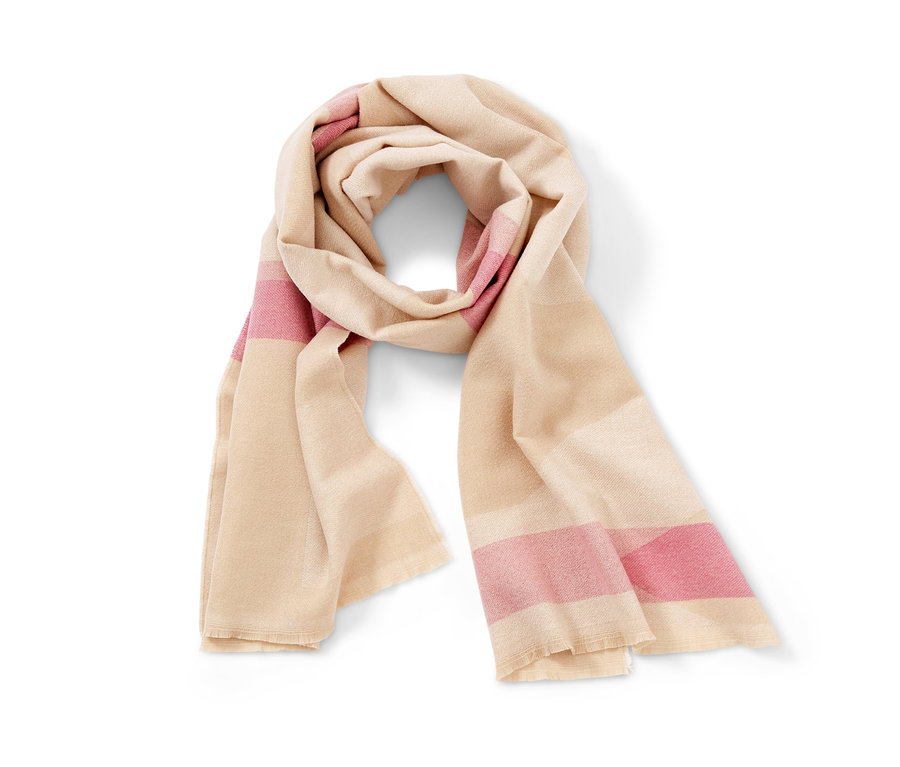 Beiger Schal mit rosa Streifen und Fransen.
