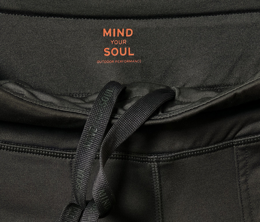 Detailaufnahme einer Outdoor-Thermotight mit dem Aufdruck MIND YOUR SOUL.