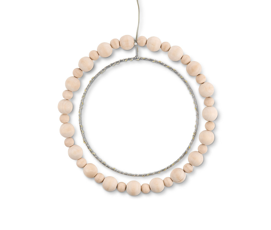 Ein hängender LED-Ring mit Holzperlen.