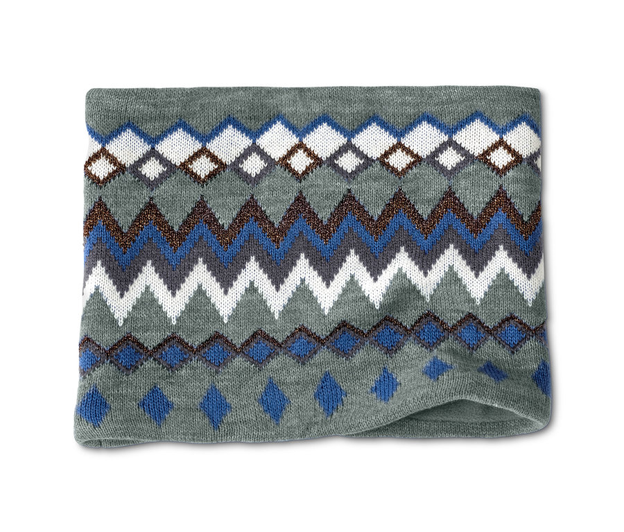Ein Strick-Loopschal mit einem Rautenmuster in Blau, Braun und Weiß.