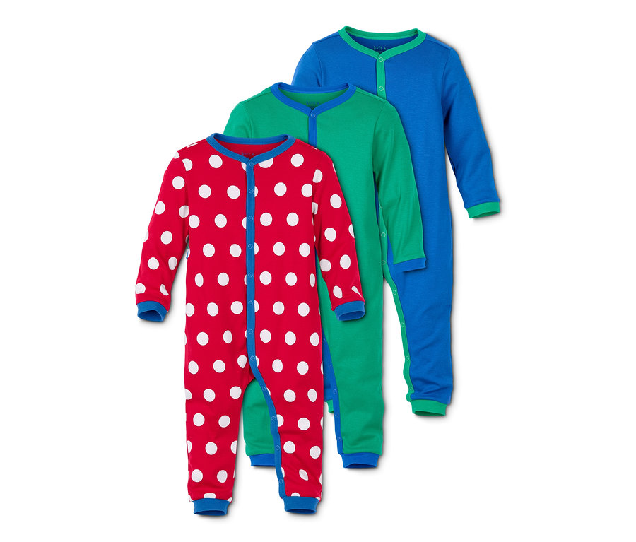 Drei Schlafanzüge: rot mit weißen Punkten, grün und blau.