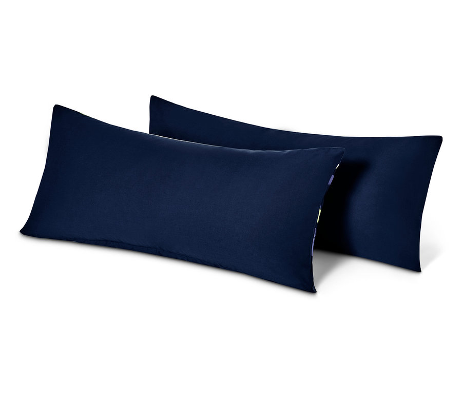 Zwei dunkelblaue Kissen liegen auf einem weißen Hintergrund.