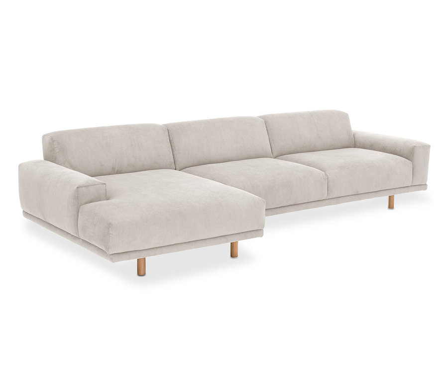 Beiges Ecksofa »Penelope« mit Longchair links auf Holzfüßen.