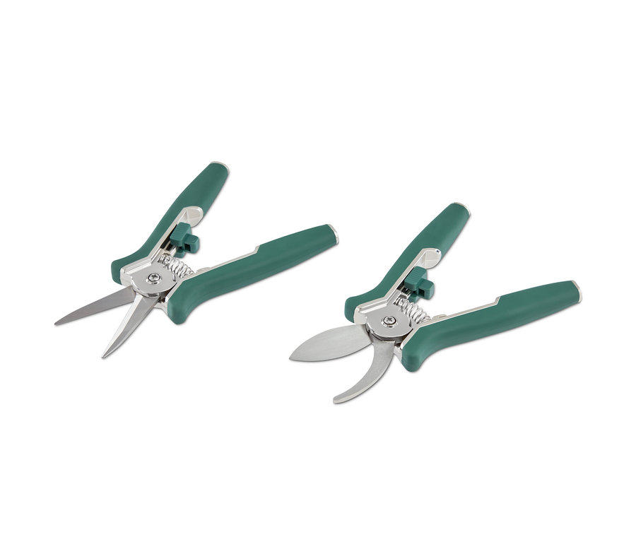 Zwei Mini-Pflegescheren-Sets mit grünen Griffen auf weißem Hintergrund.