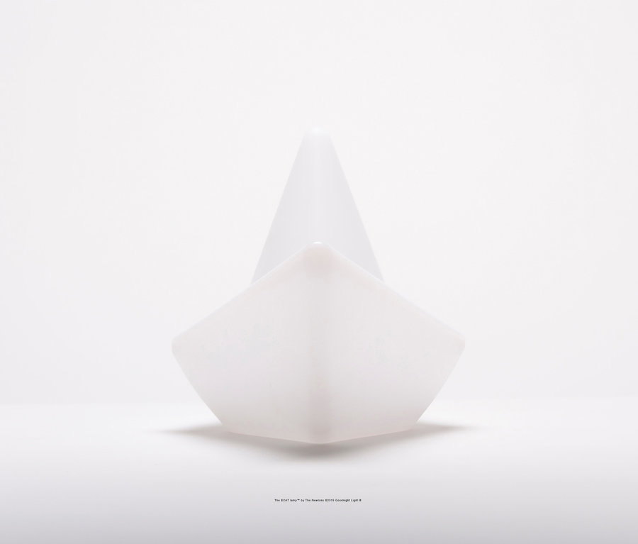 Weiße Goodnight Light LED-Leuchte »Boot« auf weißem Hintergrund.