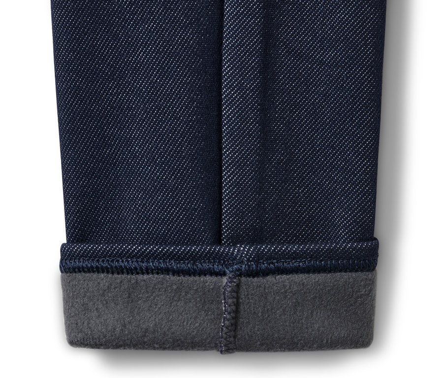 Detailaufnahme einer gefütterten Leggings in Jeansoptik.