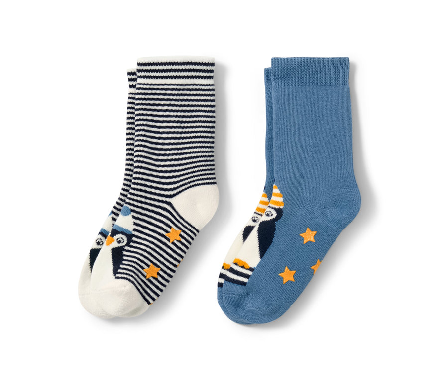 Zwei Paar Kleinkind-Antirutsch-Socken, eins blau-weiß gestreift, eins blau mit Pinguin.