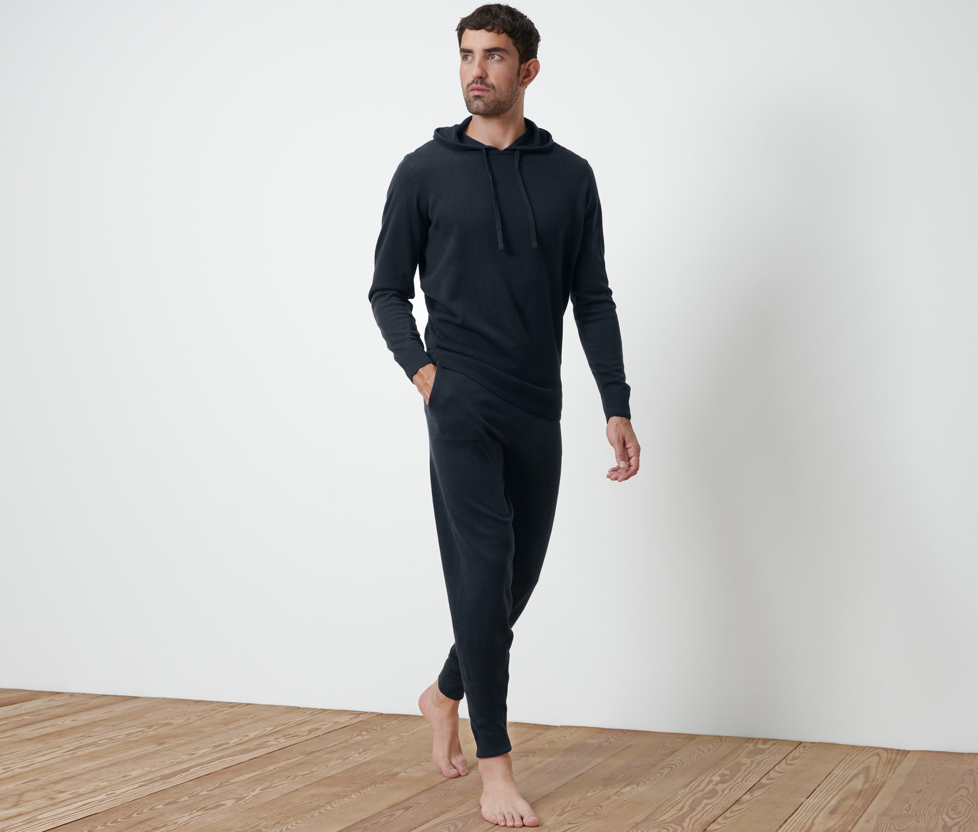 Mann geht, trägt eine Strick-Homewearhose.