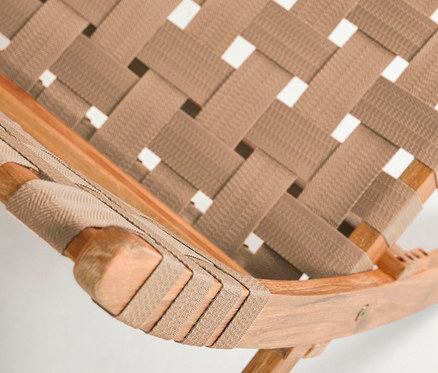 Detailaufnahme eines zusammenklappbaren braunen Stoff-Loungesessels mit Holzrahmen.