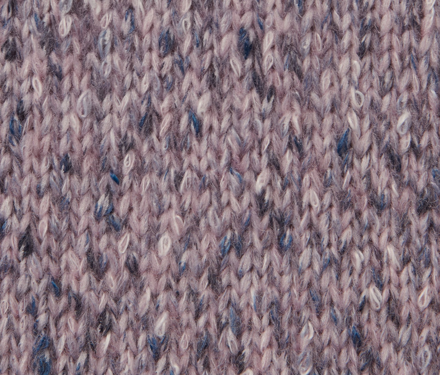 Detailansicht Strickjacke mit Wolle.