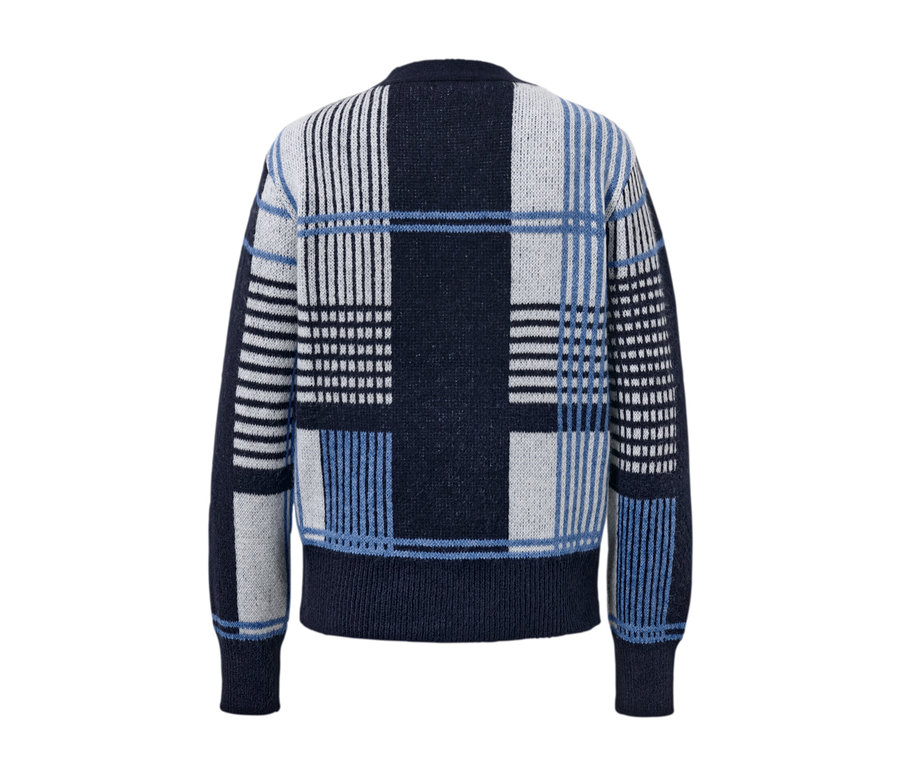 Detailansicht eines Grobstrick-Cardigans mit blauem, weißem und schwarzem geometrischen Muster.