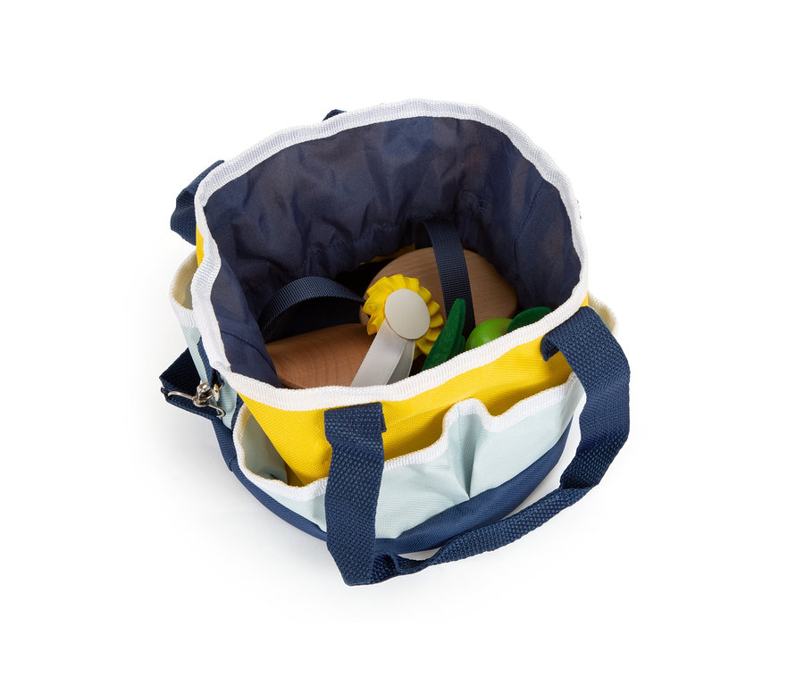 Offene Tasche mit Inhalt von small foot Spielzeug-Pferdepflege-Set mit Tasche.