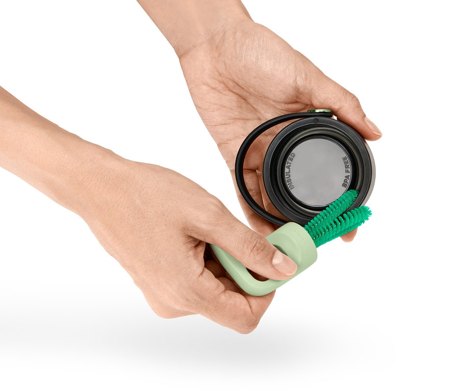 Hände halten eine 3-in-1-Gläser-und-Flaschenspülbürste und reinigen einen Deckel.