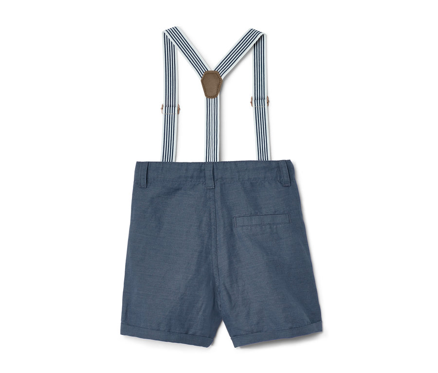 Blaue Kinder-Shorts mit gestreiften Hosenträgern.
