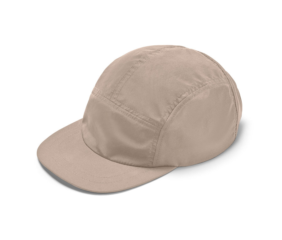 Eine beige Cap packbar auf weißem Hintergrund.