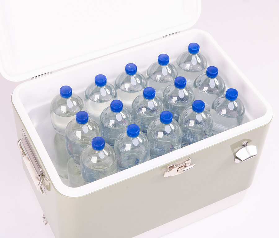 Offene Kühlbox, ca. 56 l, gefüllt mit etwa fünfzehn Wasserflaschen mit blauen Deckeln.
