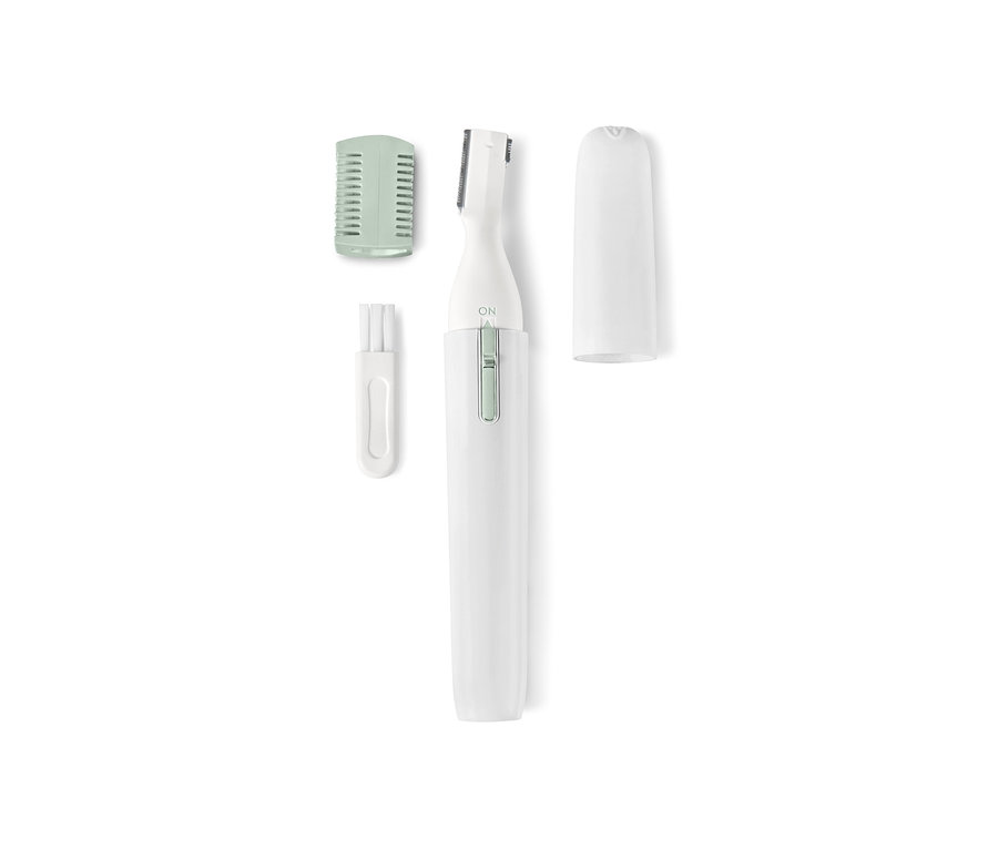 Nahaufnahme eines elektrischen Kosmetikrasierers mit Aufsätzen und Reinigungsbürste.