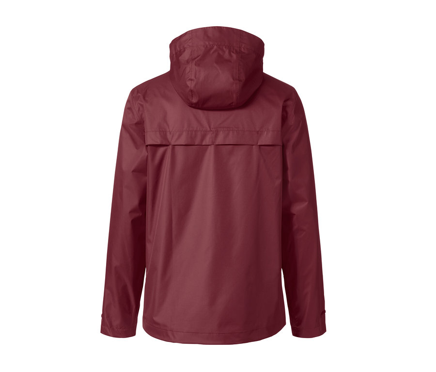 Weinrote Regenjacke von hinten.
