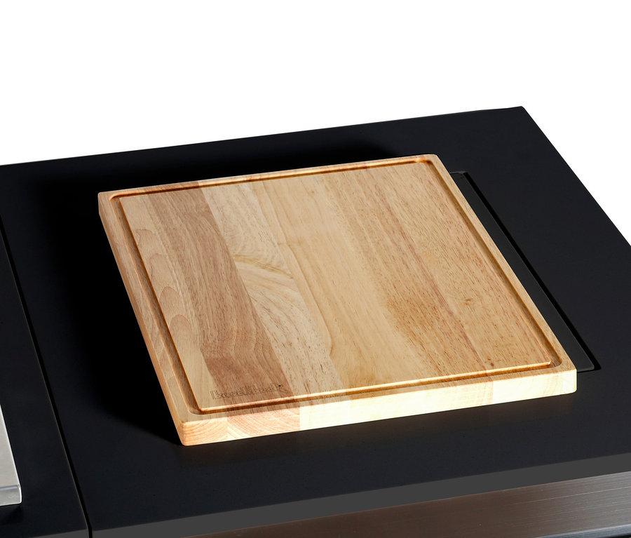 Holzbrett auf schwarzer Buschbeck Premium Outdoor-Küche mit Grillfunktion.
