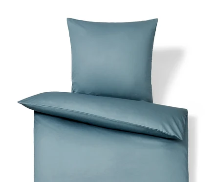 Blaue Baumwollsatin-Bettwäsche in Normalgröße.