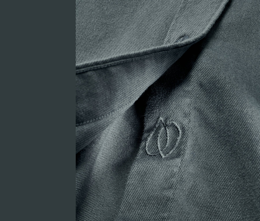 Detailansicht einer hellblauen NAH/STUDIO Hemdbluse aus nachhaltiger Baumwolle.